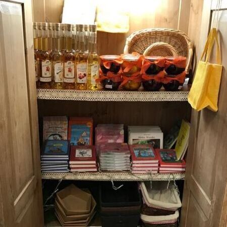 Geschenkideen im Schrank auf Regalen geordnet