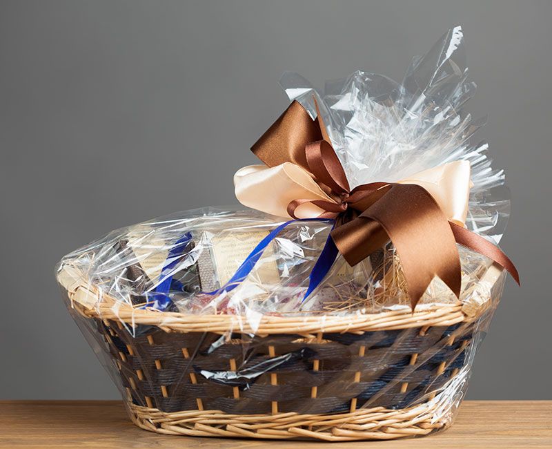 Geschenkkorb mit Schleife und in Folie verpackt
